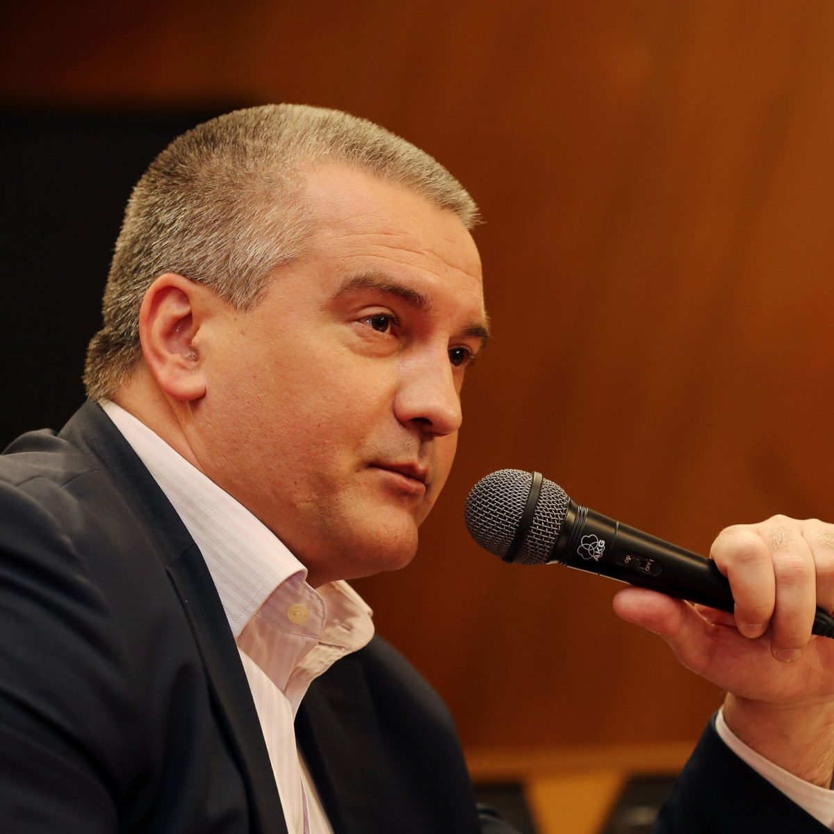 Глава Республики Крым Сергей Аксёнов прокомментировал отношение к сегодняшним ракетным ударам по украинской инфраструктуре со стороны российской армии. Своим мнением он поделился в своём Telegram-канале. «Сегодня хороший знак: телеведущие на Украине не улыбаются и не хихикают и у политиков унылый вид», - резюмировал Аксёнов. Он вспомнил, как после недавнего теракта на Крымском мосту многочисленные источники украинских СМИ и представители киевских властей куражились на тему разрушения сооружения и гибели мирных жителей. «Они писали «что дальше, русские?». Вот вам ответ. И это только начало», - подытожил глава региона. Сергей Аксёнов предложил украинскому правительству внимательно послушать слова российского президента, сказанные сегодня в ходе заседания Совета безопасности России, чтобы понять, что будет дальше во взаимоотношениях России и Украины. Напомним, ранее после случившегося на Крымском мосту теракта, украинские властные структуры де-факто признали свою причастность к совершению данного преступления.